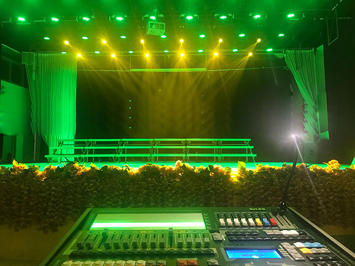 How to configure the stage lighting program, and what lighting equipment should be used?
